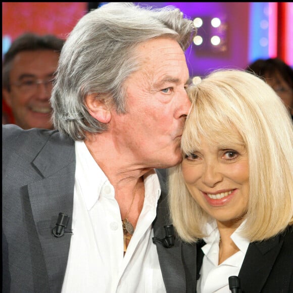 Une fois séparés, Alain Delon et Mireille Darc ont vendu la propriété à un autre couple célèbre
Archives - Alain Delon et Mireille Darc sur le plateau de l'Èmission 'Vivement Dimanche'.  © Guillaume Gaffiot / Bestimage