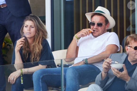 Benjamin Castaldi et sa femme Aurore Aleman en tribunes lors des Internationaux de France de tennis de Roland Garros 2023, à Paris, France, le 9 juin 2023. © Jacovides-Moreau/Bestimage