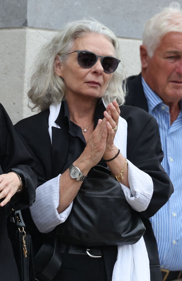 Valérie Laffont, la veuve du défunt - Sortie des obsèques de P.Laffont dans la salle de la Coupole du cimetière du Père-Lachaise à Paris, le 23 août 2024. L'animateur de télévision est décédé le 7 août 2024 à l'âge de 84 ans. © Dominique Jacovides / Bestimage