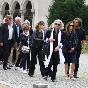 Mitty Hazanavicius, Axelle Laffont, son compagnon Romain Sichez, Valérie Laffont, la veuve du défunt, Louise Laffont, la femme de F.Laffont - Sortie des obsèques de P.Laffont dans la salle de la Coupole du cimetière du Père-Lachaise à Paris, le 23 août 2024. © Dominique Jacovides / Bestimage