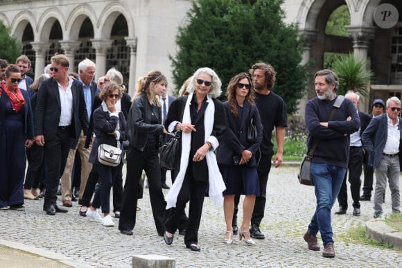 Mitty Hazanavicius, Axelle Laffont, son compagnon Romain Sichez, Valérie Laffont, la veuve du défunt, Louise Laffont, la femme de F.Laffont - Sortie des obsèques de P.Laffont dans la salle de la Coupole du cimetière du Père-Lachaise à Paris, le 23 août 2024. © Dominique Jacovides / Bestimage