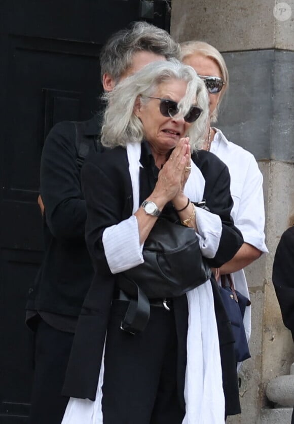 Valérie Laffont, la veuve du défunt - Sortie des obsèques de P.Laffont dans la salle de la Coupole du cimetière du Père-Lachaise à Paris, le 23 août 2024. L'animateur de télévision est décédé le 7 août 2024 à l'âge de 84 ans. © Dominique Jacovides / Bestimage