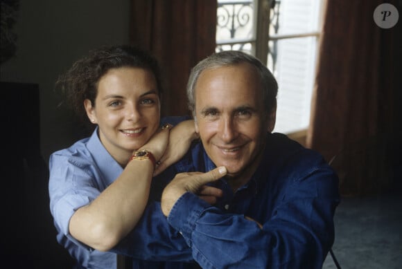 Avant de finalement se remettre ensemble et de nouveau faire "toit commun".
Archives - En France, à Paris, portrait de Patrice LAFFONT avec sa compagne Valérie chez eux souriant de face, l'un contre l'autre. . © Alain Canu via Bestimage