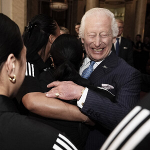 "J'ai beaucoup apprécié la chance (...) d'avoir droit à un câlin aussi chaleureux avec la plupart d'entre vous. C'était vraiment réconfortant", a lâché l'époux de la reine Camilla durant son discours.
Le roi Charles III d'Angleterre lors de sa rencontre avec l'équipe de rugby des Black Ferns de Nouvelle-Zélande au palais Buckingham à Londres. Le 11 septembre 2024 © Aaron Chown / WPA Pool / Bestimage 