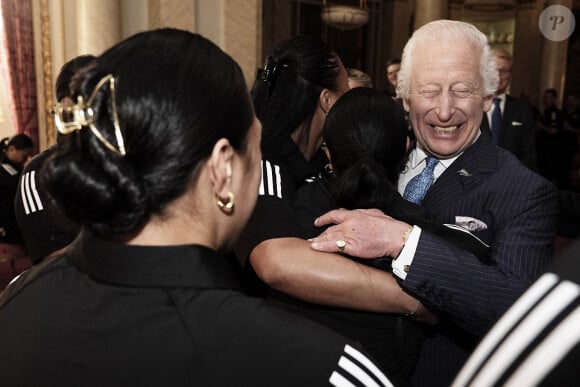 "J'ai beaucoup apprécié la chance (...) d'avoir droit à un câlin aussi chaleureux avec la plupart d'entre vous. C'était vraiment réconfortant", a lâché l'époux de la reine Camilla durant son discours.
Le roi Charles III d'Angleterre lors de sa rencontre avec l'équipe de rugby des Black Ferns de Nouvelle-Zélande au palais Buckingham à Londres. Le 11 septembre 2024 © Aaron Chown / WPA Pool / Bestimage 