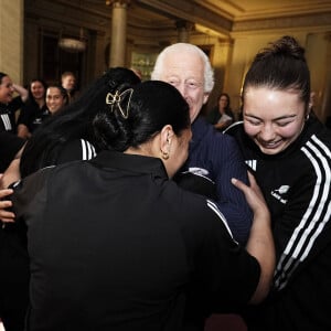 Le roi Charles III d'Angleterre lors de sa rencontre avec l'équipe de rugby des Black Ferns de Nouvelle-Zélande au palais Buckingham à Londres. Le 11 septembre 2024 © Aaron Chown / WPA Pool / Bestimage 