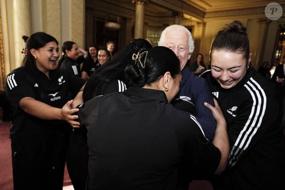 Le roi Charles III d'Angleterre lors de sa rencontre avec l'équipe de rugby des Black Ferns de Nouvelle-Zélande au palais Buckingham à Londres. Le 11 septembre 2024 © Aaron Chown / WPA Pool / Bestimage 