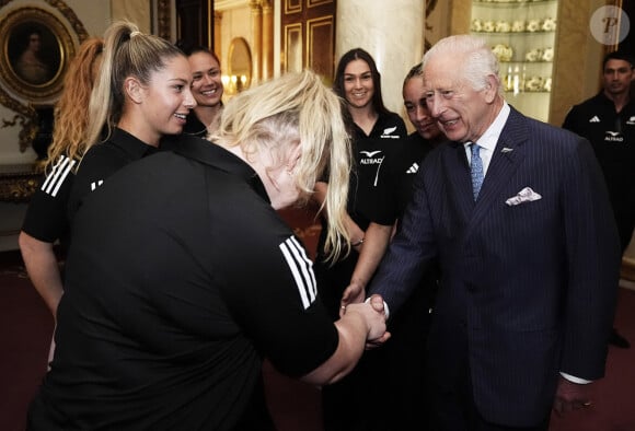 Le roi Charles III d'Angleterre lors de sa rencontre avec l'équipe de rugby des Black Ferns de Nouvelle-Zélande au palais Buckingham à Londres. Le 11 septembre 2024 © Aaron Chown / WPA Pool / Bestimage 