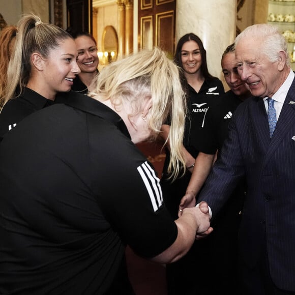 Le roi Charles III d'Angleterre lors de sa rencontre avec l'équipe de rugby des Black Ferns de Nouvelle-Zélande au palais Buckingham à Londres. Le 11 septembre 2024 © Aaron Chown / WPA Pool / Bestimage 