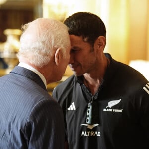 Le roi Charles III d'Angleterre lors de sa rencontre avec l'équipe de rugby des Black Ferns de Nouvelle-Zélande au palais Buckingham à Londres. Le 11 septembre 2024 © Aaron Chown / WPA Pool / Bestimage 