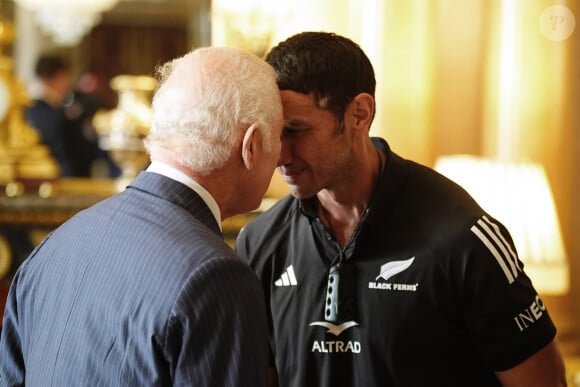 Le roi Charles III d'Angleterre lors de sa rencontre avec l'équipe de rugby des Black Ferns de Nouvelle-Zélande au palais Buckingham à Londres. Le 11 septembre 2024 © Aaron Chown / WPA Pool / Bestimage 