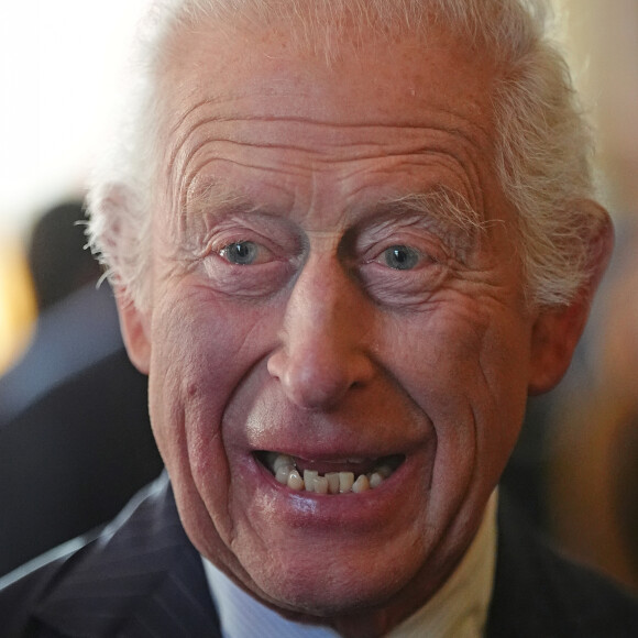 Le roi Charles III d'Angleterre lors de sa rencontre avec l'équipe de rugby des Black Ferns de Nouvelle-Zélande au palais Buckingham à Londres. Le 11 septembre 2024 © Aaron Chown / WPA Pool / Bestimage 