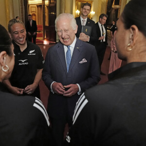 Le roi Charles III d'Angleterre lors de sa rencontre avec l'équipe de rugby des Black Ferns de Nouvelle-Zélande au palais Buckingham à Londres. Le 11 septembre 2024 © Aaron Chown / WPA Pool / Bestimage 