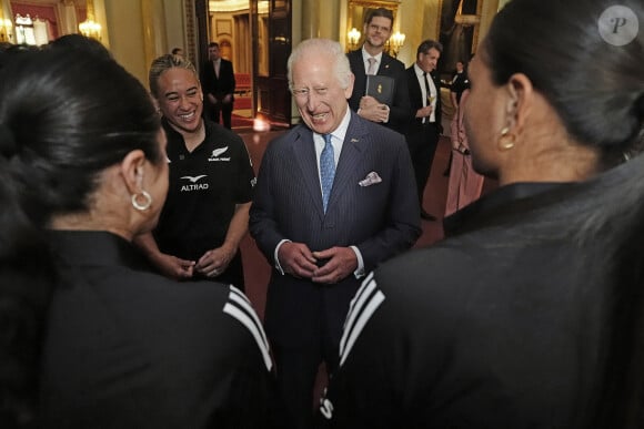 Le roi Charles III d'Angleterre lors de sa rencontre avec l'équipe de rugby des Black Ferns de Nouvelle-Zélande au palais Buckingham à Londres. Le 11 septembre 2024 © Aaron Chown / WPA Pool / Bestimage 