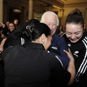 Le roi Charles III d'Angleterre lors de sa rencontre avec l'équipe de rugby des Black Ferns de Nouvelle-Zélande au palais Buckingham à Londres. Le 11 septembre 2024 © Aaron Chown / WPA Pool / Bestimage 