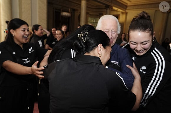 Le roi Charles III d'Angleterre lors de sa rencontre avec l'équipe de rugby des Black Ferns de Nouvelle-Zélande au palais Buckingham à Londres. Le 11 septembre 2024 © Aaron Chown / WPA Pool / Bestimage 