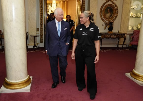 Le roi Charles III d'Angleterre lors de sa rencontre avec l'équipe de rugby des Black Ferns de Nouvelle-Zélande au palais Buckingham à Londres. Le 11 septembre 2024 © Aaron Chown / WPA Pool / Bestimage 