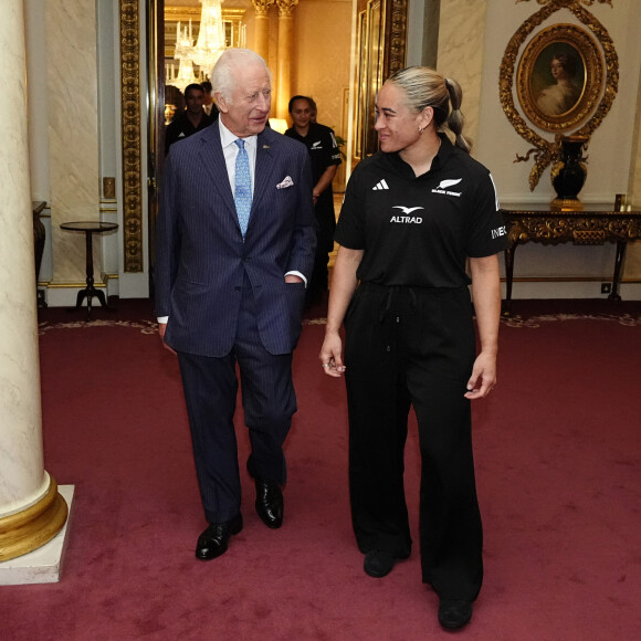 Le roi Charles III d'Angleterre lors de sa rencontre avec l'équipe de rugby des Black Ferns de Nouvelle-Zélande au palais Buckingham à Londres. Le 11 septembre 2024 © Aaron Chown / WPA Pool / Bestimage 