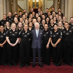 Le roi Charles III d'Angleterre lors de sa rencontre avec l'équipe de rugby des Black Ferns de Nouvelle-Zélande au palais Buckingham à Londres. Le 11 septembre 2024 © Aaron Chown / WPA Pool / Bestimage 