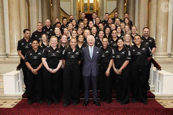 Le roi Charles III d'Angleterre lors de sa rencontre avec l'équipe de rugby des Black Ferns de Nouvelle-Zélande au palais Buckingham à Londres. Le 11 septembre 2024 © Aaron Chown / WPA Pool / Bestimage 