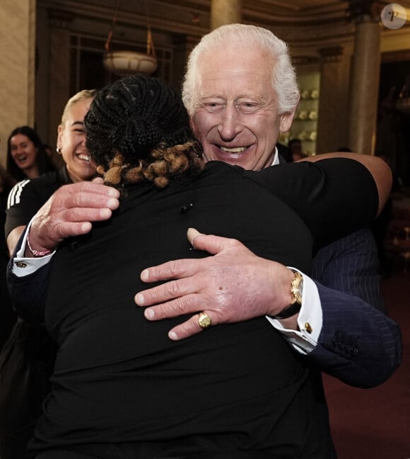 Le roi Charles III d'Angleterre lors de sa rencontre avec l'équipe de rugby des Black Ferns de Nouvelle-Zélande au palais Buckingham à Londres. Le 11 septembre 2024 © Aaron Chown / WPA Pool / Bestimage 