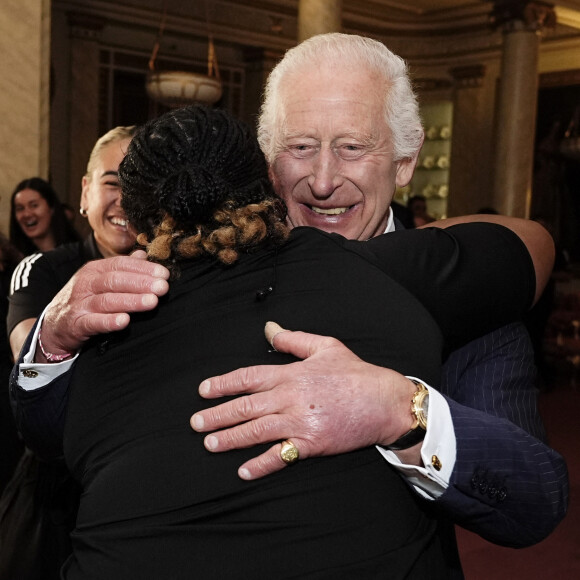 Le roi Charles III d'Angleterre lors de sa rencontre avec l'équipe de rugby des Black Ferns de Nouvelle-Zélande au palais Buckingham à Londres. Le 11 septembre 2024 © Aaron Chown / WPA Pool / Bestimage 