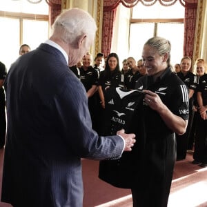 Le roi Charles III d'Angleterre lors de sa rencontre avec l'équipe de rugby des Black Ferns de Nouvelle-Zélande au palais Buckingham à Londres. Le 11 septembre 2024 © Aaron Chown / WPA Pool / Bestimage 