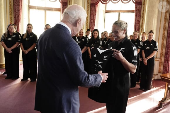 Le roi Charles III d'Angleterre lors de sa rencontre avec l'équipe de rugby des Black Ferns de Nouvelle-Zélande au palais Buckingham à Londres. Le 11 septembre 2024 © Aaron Chown / WPA Pool / Bestimage 