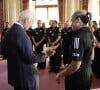 Leur nation, faisant partie du Commonwealth dont le souverain est à la tête depuis son couronnement, a été mise à l'honneur pour une raison bien spéciale.
Le roi Charles III d'Angleterre lors de sa rencontre avec l'équipe de rugby des Black Ferns de Nouvelle-Zélande au palais Buckingham à Londres. Le 11 septembre 2024 © Aaron Chown / WPA Pool / Bestimage 