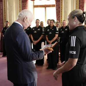 Leur nation, faisant partie du Commonwealth dont le souverain est à la tête depuis son couronnement, a été mise à l'honneur pour une raison bien spéciale.
Le roi Charles III d'Angleterre lors de sa rencontre avec l'équipe de rugby des Black Ferns de Nouvelle-Zélande au palais Buckingham à Londres. Le 11 septembre 2024 © Aaron Chown / WPA Pool / Bestimage 