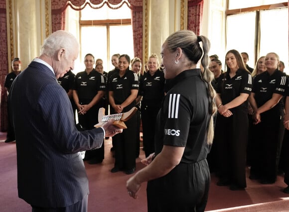 Leur nation, faisant partie du Commonwealth dont le souverain est à la tête depuis son couronnement, a été mise à l'honneur pour une raison bien spéciale.
Le roi Charles III d'Angleterre lors de sa rencontre avec l'équipe de rugby des Black Ferns de Nouvelle-Zélande au palais Buckingham à Londres. Le 11 septembre 2024 © Aaron Chown / WPA Pool / Bestimage 