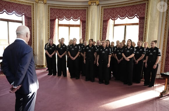 Le roi Charles III d'Angleterre lors de sa rencontre avec l'équipe de rugby des Black Ferns de Nouvelle-Zélande au palais Buckingham à Londres. Le 11 septembre 2024 © Aaron Chown / WPA Pool / Bestimage 