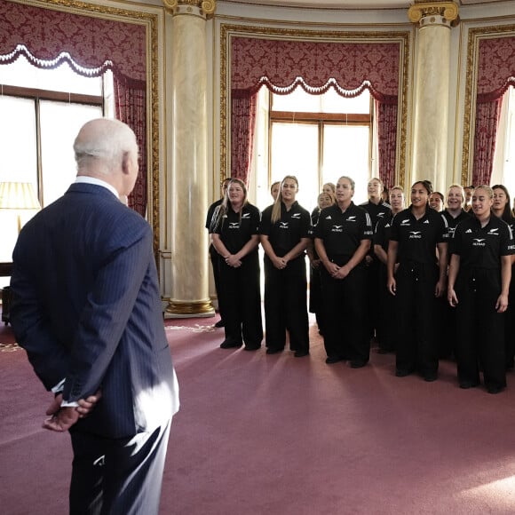 Le roi Charles III d'Angleterre lors de sa rencontre avec l'équipe de rugby des Black Ferns de Nouvelle-Zélande au palais Buckingham à Londres. Le 11 septembre 2024 © Aaron Chown / WPA Pool / Bestimage 