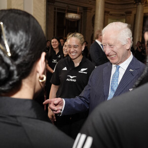 Le roi Charles III d'Angleterre lors de sa rencontre avec l'équipe de rugby des Black Ferns de Nouvelle-Zélande au palais Buckingham à Londres. Le 11 septembre 2024 © Aaron Chown / WPA Pool / Bestimage 