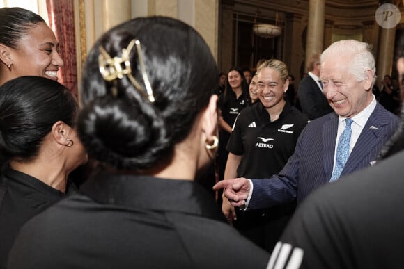 Le roi Charles III d'Angleterre lors de sa rencontre avec l'équipe de rugby des Black Ferns de Nouvelle-Zélande au palais Buckingham à Londres. Le 11 septembre 2024 © Aaron Chown / WPA Pool / Bestimage 