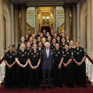 Au sein du palais de Buckingham, le monarque a reçu les joueuses de rugby néozélandaises et leur entraineur Allan Bunting. 
Le roi Charles III d'Angleterre lors de sa rencontre avec l'équipe de rugby des Black Ferns de Nouvelle-Zélande au palais Buckingham à Londres. Le 11 septembre 2024 © Aaron Chown / WPA Pool / Bestimage 