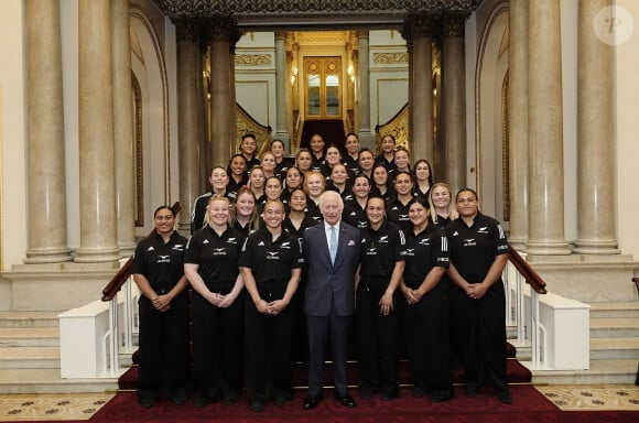 Au sein du palais de Buckingham, le monarque a reçu les joueuses de rugby néozélandaises et leur entraineur Allan Bunting. 
Le roi Charles III d'Angleterre lors de sa rencontre avec l'équipe de rugby des Black Ferns de Nouvelle-Zélande au palais Buckingham à Londres. Le 11 septembre 2024 © Aaron Chown / WPA Pool / Bestimage 