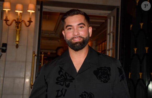 Alors que la petite fille fait ses premiers pas à l'école, la famille a décidé qu'il fallait désormais rester en place. Il y a dix ans, Kendji Girac rencontrait Soraya, une jeune femme suisse, dans un restaurant, et depuis sa vie a changé.
Exclusif - Kendji Girac - Arrivées à la 11ème édition de la soirée Global Gift Gala à l'hôtel Four Seasons George V à Paris. © Alexandre Fay / Bestimage