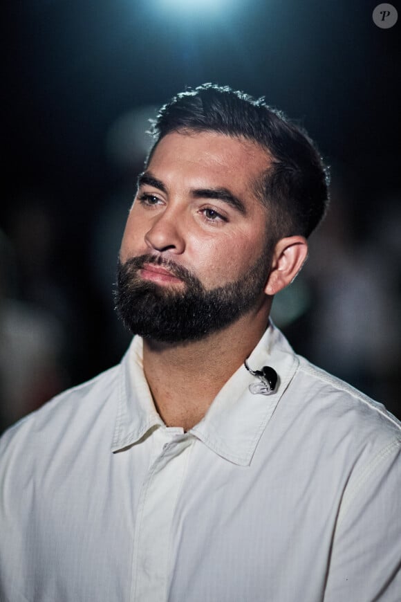 Des moments difficiles pour l'artiste qui peut néanmoins compter sur sa relation solide avec a compagne, Soraya, maman de leur petite Eva Alba, 3 ans et demi. Pour elles, il semble d'ailleurs prêt à tout.
Exclusif - Kendji Girac - Backstage - Enregistrement de l'émission "Avec Florent, tout le monde ELA" à La Seine Musicale à Paris, diffusée le 1er septembre à 21h10 sur TF1 © Cyril Moreau-Dominique Jacovides / Bestimage