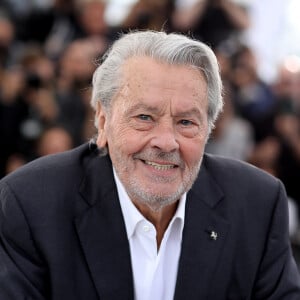 Par ailleurs, l'avocate d'Alain Delon précise : "Toute la sortie d'Hiromi Rollin de la propriété de Douchy a été filmée intégralement (...) Aucun des trois enfants d'Alain Delon n'est intervenu."
Photocall de la Palme d'or d'honneur à Alain Delon lors du 72ème Festival International du film de Cannes. Le 19 mai 2019 © Jacovides-Moreau / Bestimage