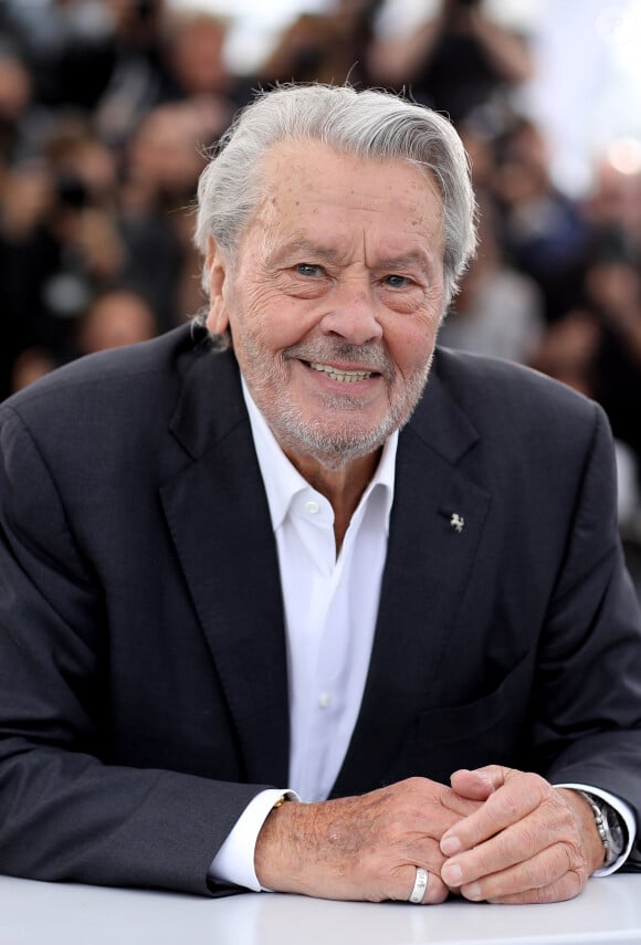 Par ailleurs, l'avocate d'Alain Delon précise : "Toute la sortie d'Hiromi Rollin de la propriété de Douchy a été filmée intégralement (...) Aucun des trois enfants d'Alain Delon n'est intervenu."
Photocall de la Palme d'or d'honneur à Alain Delon lors du 72ème Festival International du film de Cannes. Le 19 mai 2019 © Jacovides-Moreau / Bestimage