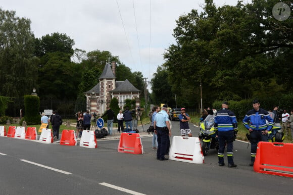 Illustration au domaine de Douchy après l'annonce de la mort de Alain Delon le 18 août 2024. L’acteur est mort ce dimanche 18 août au domaine de la Brûlerie, dans le Loiret, sa propriété depuis plus de cinquante ans. Il comptait s’y faire enterrer avec ses chiens.