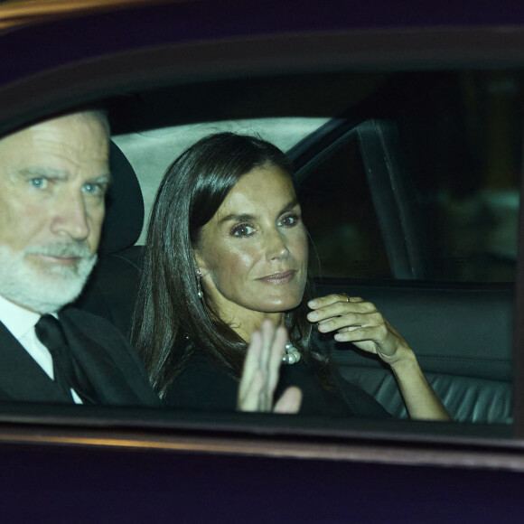 Le roi Felipe VI et la reine Letizia - La famille royale d'Espagne à la sortie des obsèques de Juan Gomez-Acebo en la cathédrale Castrense à Madrid. Le 8 septembre 2024 