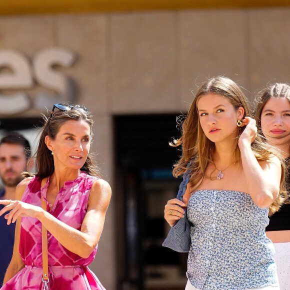 La reine Letizia d'Espagne et sa fille la princesse Leonor lors d'une sortie à Palma de Majorque le 6 août 2024. © Lalo Yasky / Bestimage 