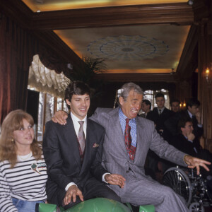 REn France, à Paris, lors d'un cocktail pour la présentation de sa nouvelle voiture de course Reynard 89D de FORMULE 3000 : Paul Belmondo avec sa mère Élodie et son père Jean-Paul Belmondo