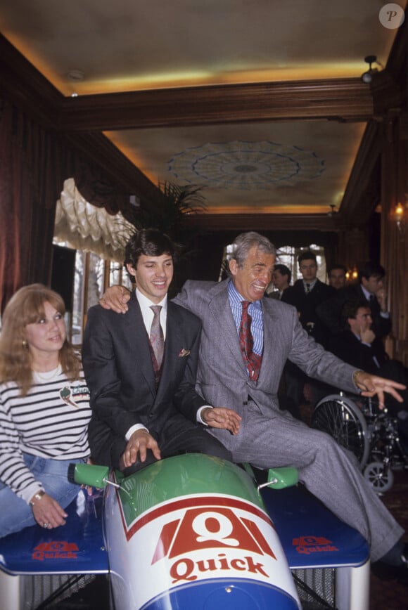 REn France, à Paris, lors d'un cocktail pour la présentation de sa nouvelle voiture de course Reynard 89D de FORMULE 3000 : Paul Belmondo avec sa mère Élodie et son père Jean-Paul Belmondo