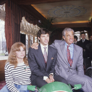 Cette dernière est décédée à l'âge de 90 ans
En France, à Paris, lors d'un cocktail pour la présentation de sa nouvelle voiture de course Reynard 89D de FORMULE 3000 : Paul Belmondo avec sa mère Élodie et son père Jean-Paul Belmondo