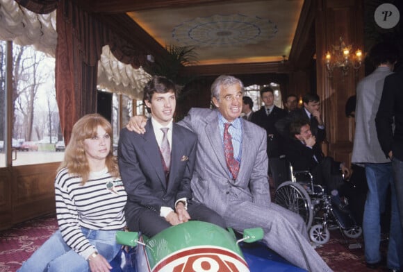 Cette dernière est décédée à l'âge de 90 ans
En France, à Paris, lors d'un cocktail pour la présentation de sa nouvelle voiture de course Reynard 89D de FORMULE 3000 : Paul Belmondo avec sa mère Élodie et son père Jean-Paul Belmondo