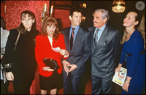 PATRICIA, ELODIE CONSTANTIN (PREMIERE FEMME DE BELMONDO), PAUL BELMONDO, JEAN PAUL BELMONDO, ET LUANA,LE SOIR DE LA REPRESENTATION DE LA PIECE "LA TRILOGIE DE PAGNOL" AU THEATRE DES VARIETES EN 1992 A PARIS