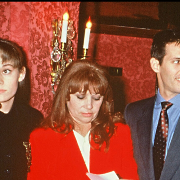 PATRICIA, ELODIE CONSTANTIN (PREMIERE FEMME DE BELMONDO), PAUL BELMONDO, JEAN PAUL BELMONDO, ET LUANA,LE SOIR DE LA REPRESENTATION DE LA PIECE "LA TRILOGIE DE PAGNOL" AU THEATRE DES VARIETES EN 1992 A PARIS